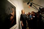 Stjernefotografen Annie Leibovitz, der blandt sine mange berømte motiver tæller skuespilleren Demi Moore, som hun har fotograferet højgravid til forsiden af Vanity Fair, har måttet låne 100 millioner kroner for at klare sig gennem krisen. Og stillet sine værker som sikkerhed for lånet. Foto: Mary Altaffer/AP 