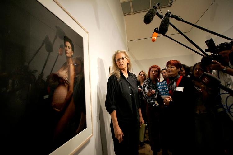 Stjernefotografen Annie Leibovitz, der blandt sine mange berømte motiver tæller skuespilleren Demi Moore, som hun har fotograferet højgravid til forsiden af Vanity Fair, har måttet låne 100 millioner kroner for at klare sig gennem krisen. Og stillet sine værker som sikkerhed for lånet. Foto: Mary Altaffer/AP 