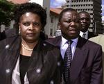 Susan Tsvangirai (tv.) døde efter en trafikulykke i går, mens hendes mand, Morgan Tsvangirai er i bedring oven på sine kvæstelser. 