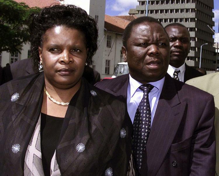 Susan Tsvangirai (tv.) døde efter en trafikulykke i går, mens hendes mand, Morgan Tsvangirai er i bedring oven på sine kvæstelser. 