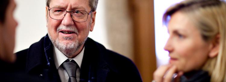 Selv om Danmark har mange sejre at fejre i forbindelse med kvindernes kampdag, er fordelingen af magt i politik ikke en af dem. Her ses udviklingsminister Ulla Tørnæs. Med udenrigsminister Per Stig Møller i fokus. Foto: Thorkild Amdi 