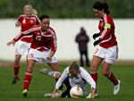 Norges Lindy Melissa i græsset mellem de danske spillere Sanne Troelsgaard og Katrine Pedersen (th.). Arkivfoto. 