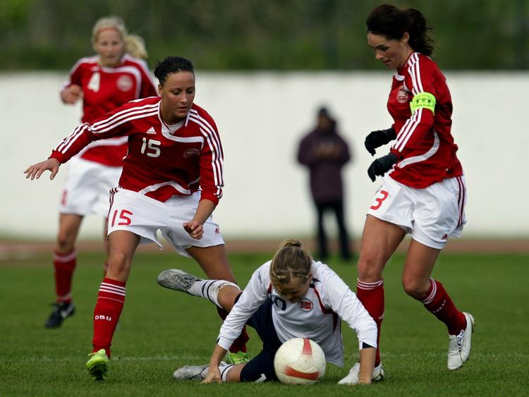 Norges Lindy Melissa i græsset mellem de danske spillere Sanne Troelsgaard og Katrine Pedersen (th.). Arkivfoto. 