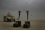 To faldne amerikanske marinesoldater æres ved Camp Bastion i det sydlige Afghanistan. USA står for næsten halvdelen af verdens udgifter til militært isenkram. Arkivfoto. 