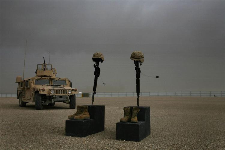 To faldne amerikanske marinesoldater æres ved Camp Bastion i det sydlige Afghanistan. USA står for næsten halvdelen af verdens udgifter til militært isenkram. Arkivfoto. 