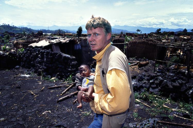Flygtningelejren var forladt. En halv million hutuer havde  begivet sig tilbage til Rwanda, men ligene lå tilbage i dynger. Pludselig fik den  danske fotograf Jørn Stjerneklar  (billedet) øje på noget, der bevægede sig. En lille, overlevende pige. Og besluttede sig for at prøve at redde hendes liv.  Men der var 16 kilometer til hospitalet og en halv million mennesker på vejene.  Copyright: Jørn Stjerneklar 