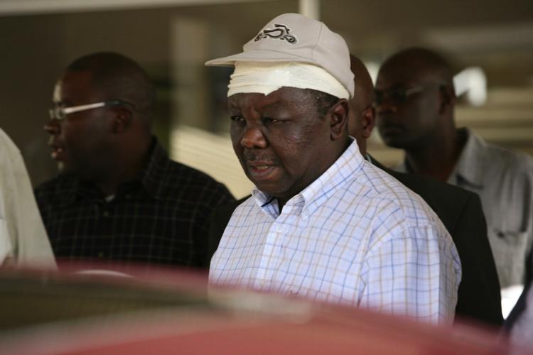 Tsvangirai gik ud af hospitalet i Harare sammen med flere af sine rådgivere og ministre. 