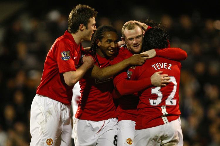 Manchester Uniteds Wayne Rooney (anden fra højre) fejrer sin scoring til 3-0 mod Fulham i FA Cuppen. 