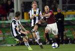 Christian Poulsen (midt) presser Torinos Alessandro Rosina i kampen, som Juventus vandt 2-0. 
