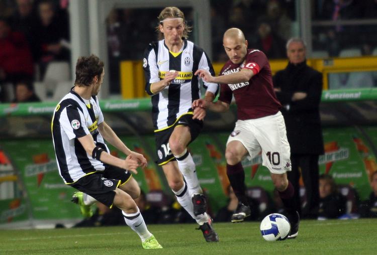 Christian Poulsen (midt) presser Torinos Alessandro Rosina i kampen, som Juventus vandt 2-0. 
