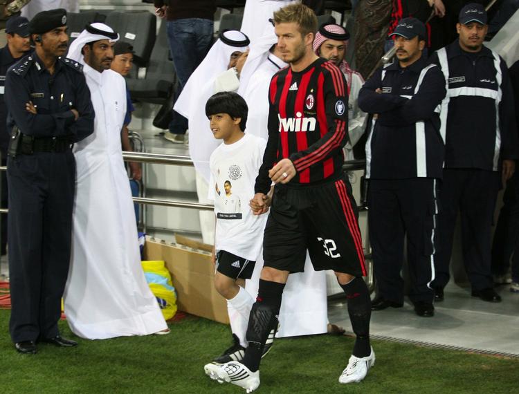 David Beckham er en berejst og ombejlet herre. Her i Qatar, hvor han i midtugen spillede venskabskamp for AC Milan mod den lokale klub i Doha, Al Sadd Club. Arkivfoto. 
