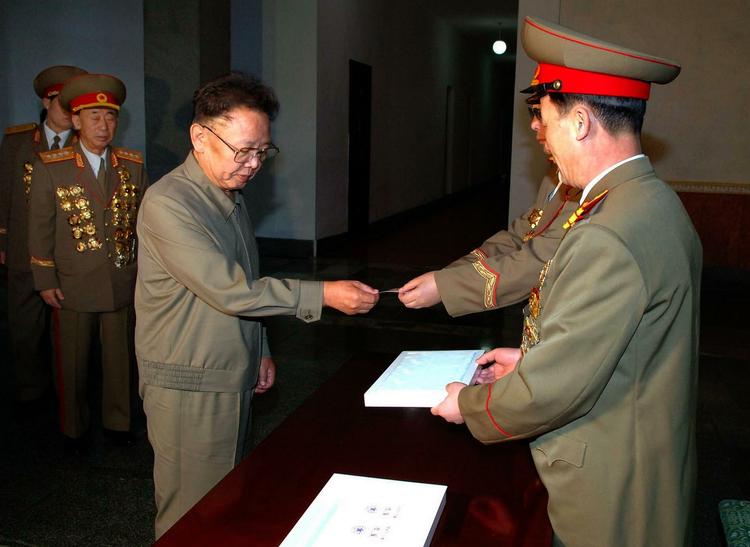 Officielt nordkoreansk propagandafoto, der viser lederen Kim Jong-Il, da han i dag afgav sin stemme i hovedstaden. Han var selv eneste kandidat i kredsen. 