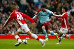 20-årige Carlos Vela (til højre) scorede til 1-0 for Arsenal. 