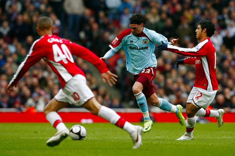 20-årige Carlos Vela (til højre) scorede til 1-0 for Arsenal. 