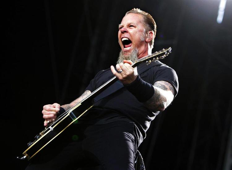 Det er formentlig ikke mavepine, der optager James Hetfield på dette billede. Arkivfoto. 