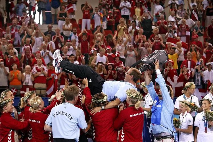 Håndbold har været et vigtigt dansk samlingspunkt ved de seneste tre OL-stævner, hvor kvinderne har vundet guld med først Ulrik Wilbek siden to gange Jan Pytlick som træner. 