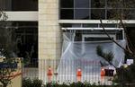 Bilen med bombe, der blev demonteret af politiet i februar, uden for Citibank-filialen i Athen. (Arkivfoto) 