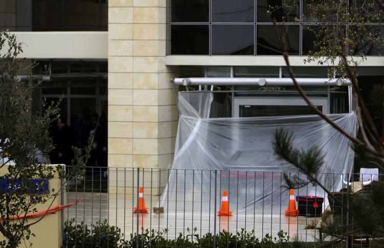 Bilen med bombe, der blev demonteret af politiet i februar, uden for Citibank-filialen i Athen. (Arkivfoto) 