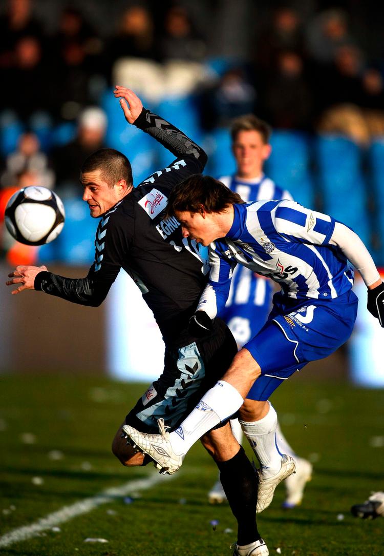 SønderjyskEs Anders Egholm og Esbjergs Jesper Lange (th), fanget i en af gårsdagens dueller. Esbjerg har Superligaens mest internationale trup, men det er få af de udenlandske indkøb, der er på banen. Foto: Andreas Szlavik/Polfoto 