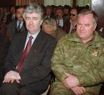 Ratko Mladic (th.) fotograferet sammen med den tidligere bosniskserbiske leder Radovan Karadzic fotograferet i 2001. Sidste år blev Karadzic afsløret og anholdt, og nu leder serbisk politi efter Mladic. 
