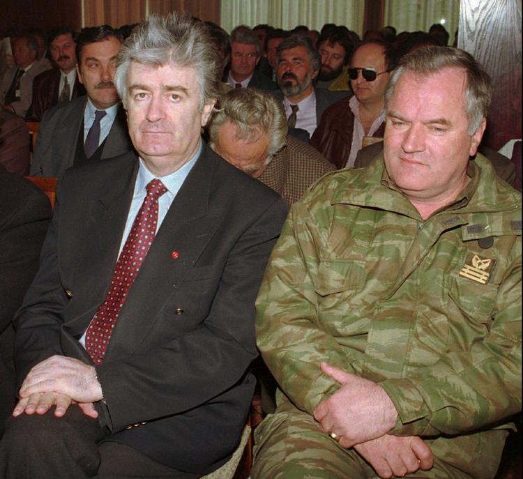 Ratko Mladic (th.) fotograferet sammen med den tidligere bosniskserbiske leder Radovan Karadzic fotograferet i 2001. Sidste år blev Karadzic afsløret og anholdt, og nu leder serbisk politi efter Mladic. 