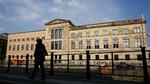 Selv om det nyrestaurerede museum i første omgang kun er en tom skal, er mange berlinere i weekenden strømmet til stedet for at finde ud af, hvad arkitekten David Chipperfield har udrettet i bygningen. 