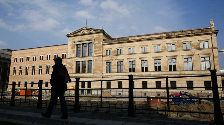 Selv om det nyrestaurerede museum i første omgang kun er en tom skal, er mange berlinere i weekenden strømmet til stedet for at finde ud af, hvad arkitekten David Chipperfield har udrettet i bygningen. 