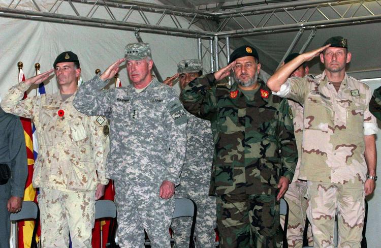 Chefen for de amerikanske og internationale styrker, den amerikanske general David McKiernan (nr. 2 fra venstre), ved en ceremoni i Afghanistans hovedstad Kabul i november. 