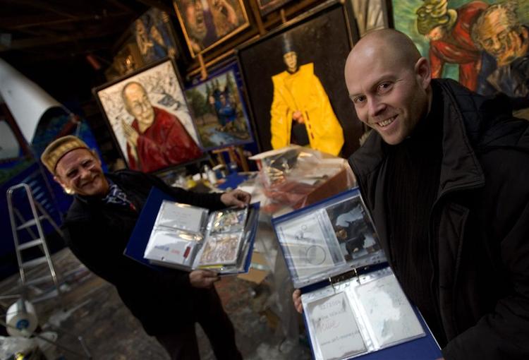 Bagmændene bag banken, der ikke er nogen bank: Kunstnerne Lars Kræmmer (til højre) og Flemming Vincent. Arkivfoto. 
