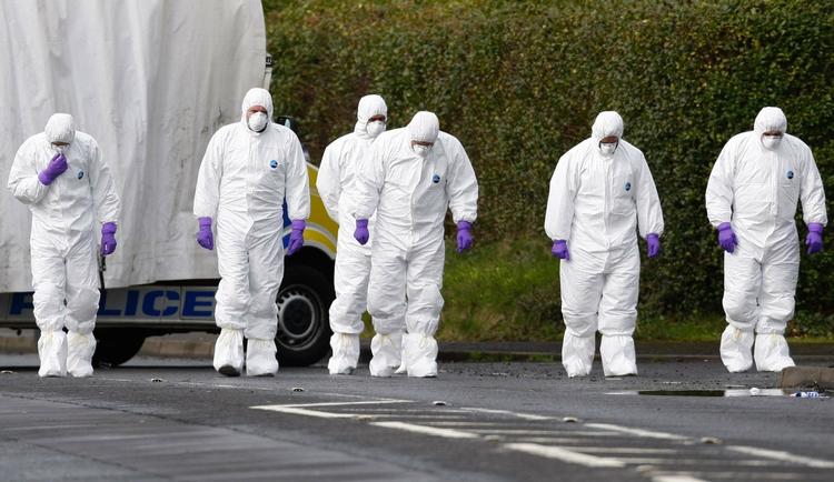 Kriminalteknikere leder efter beviser uden for Massereene-kasernen i Antrim nær Belfast efter angrebet lørdag aften. 
