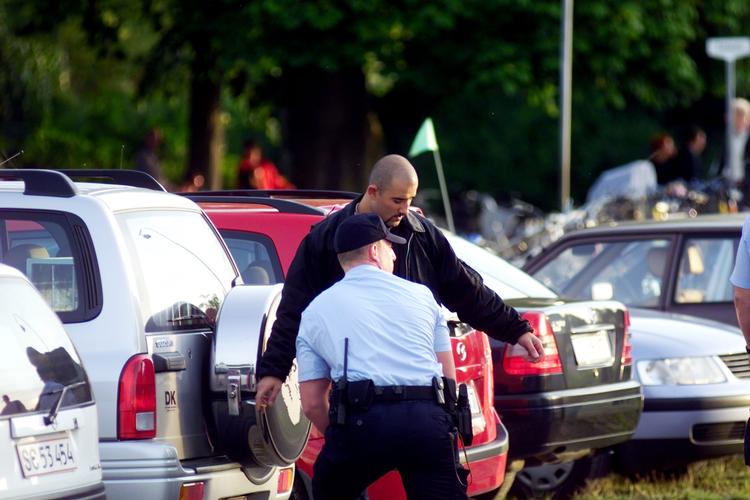 Politiets forstærkede indsats mod bandekrigen har blandt andet indeholdt flere visitationer på gaden. Her et arkivfoto fra en visitation. 