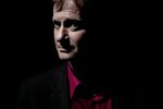 Knud Romer skrev sidste år korværket 'Et blad falder til himlen' inspireret af sin fars demens. Nu skildres forløbet med værket i en dokumentar af Anders Birch. 