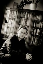 Knud Romer voksede op i en verden af 1800-tals litteratur og en  uligevægtig mors strenge regler. En krypt,  siger han. Senere i livet afreagerede han med alkohol, stoffer og slagsmål, men sad selv som voksen hver fredag på  bagsædet af fars og mors bil og kørte hjem på weekend. 