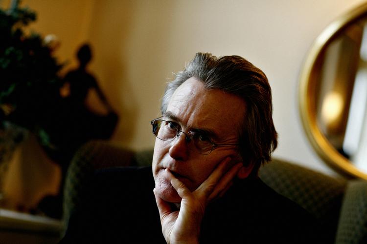 Den norske Bergen-forfatter Gunnar Staalesen har droppet alle anslag til moralsk opsang. Seneste Varg Veum-krimi er rent sort, skriver Bo Tao Michaëlis. 