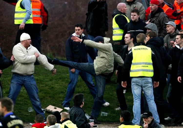 Slgasmål er blevet hverdag i forbindelse med fodbold i Danmark. Som her mellem forskellige tilskuerfraktioner under en pokalkamp. Slagsmålet blev standset af politi og kontrollører. Arkivfoto: 