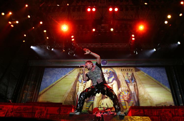 Bruce Dickinson fra Iron Maiden giver den gas ved 'Somewhere Back In Time'- turstoppet i Alajuela i Costa Rica tirsdag i sidste uge. 