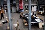 På Danmarks Designskole  mener de studerende, at en fusion med Kunstakademiets Arkitektskole kan være gavnlig for begge parter. De studerende på beklædningsretningen, som her arbejder i skolens store auditorium, finder allerede i dag inspiration i bygningsarkitektur.  Foto: Niels Christensen 