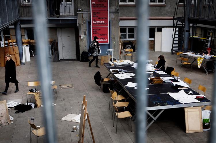 På Danmarks Designskole  mener de studerende, at en fusion med Kunstakademiets Arkitektskole kan være gavnlig for begge parter. De studerende på beklædningsretningen, som her arbejder i skolens store auditorium, finder allerede i dag inspiration i bygningsarkitektur.  Foto: Niels Christensen 