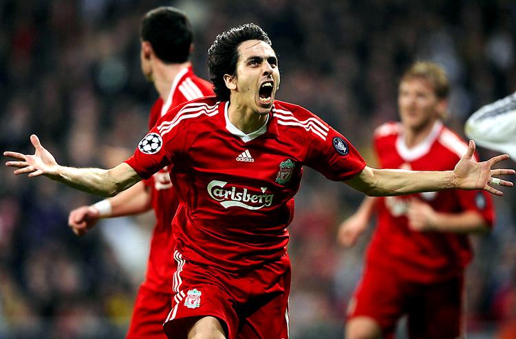Yossi Benayoun og Liverpool har succes i Europa, mens det kniber mere i Premier League. Foto: Daniel Ochoa de Otza/AP 
