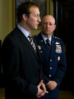 Canadas forsvarsminister Peter MacKay (forrest) er Foghs rival i kampen om posten som Nato's generalsekretær. 