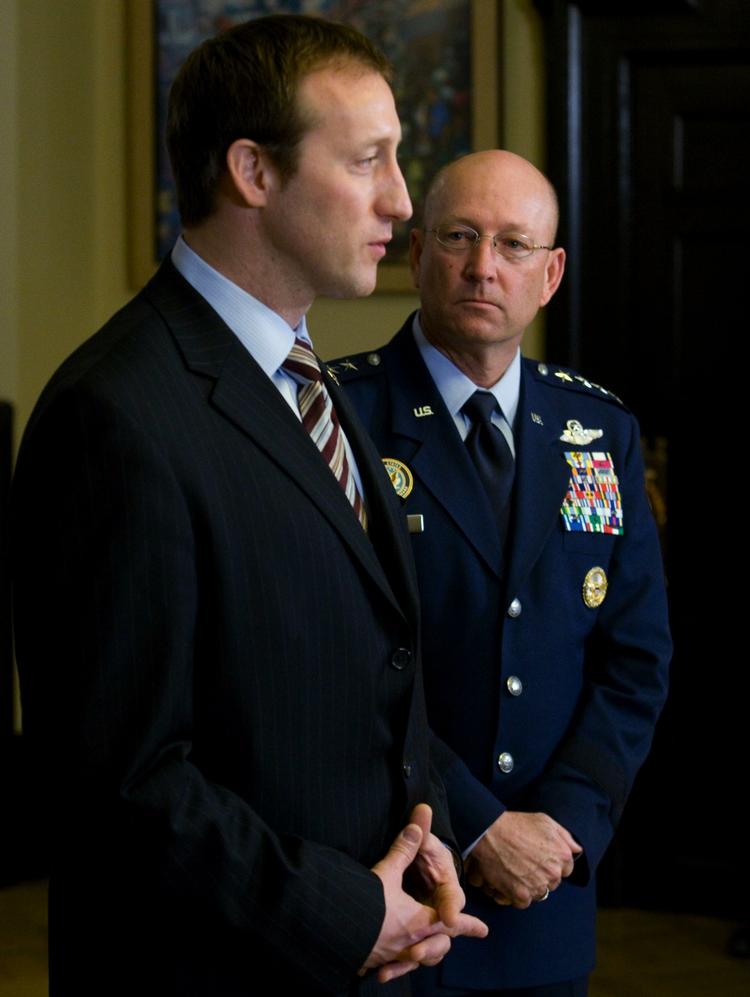 Canadas forsvarsminister Peter MacKay (forrest) er Foghs rival i kampen om posten som Nato's generalsekretær. 