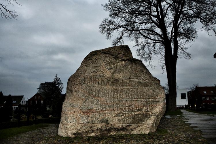 Jellingstenen er udstyret med kristne symboler som blandt andre en kristusfigur og runeskrift. Den blev rejst i år 965 over Gorm den Gamle og Thyra Danebod af sønnen Harald Blåtand, måler 2,43 meter i højden over jorden og vejer cirka 10 tons. 