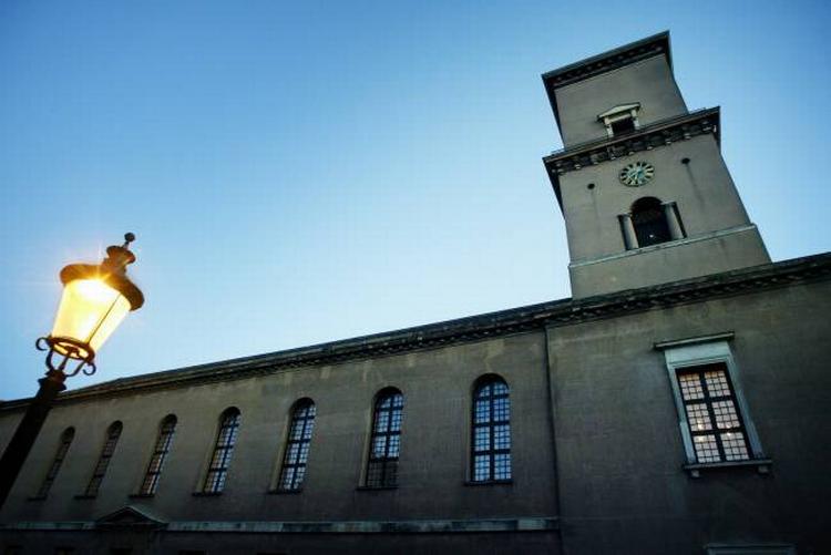 Kong David-skulpturen stod ved vestsiden af Vor Frue Kirke 