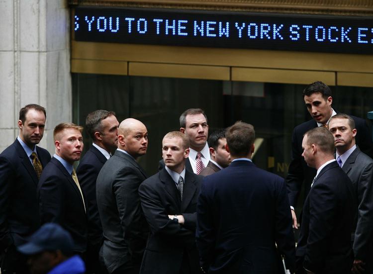 Aktiehandlere fotograferet på børsen i New York i går. I dag var der anderledes grund til smil. 