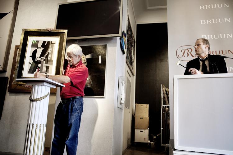 Det var svært at sælge de store, nyere danske maleres værker i aftes på Bruun Rasmussens auktioner. I dag fortsatte den store tre-dages auktion, og nye værker kom under hammeren. 