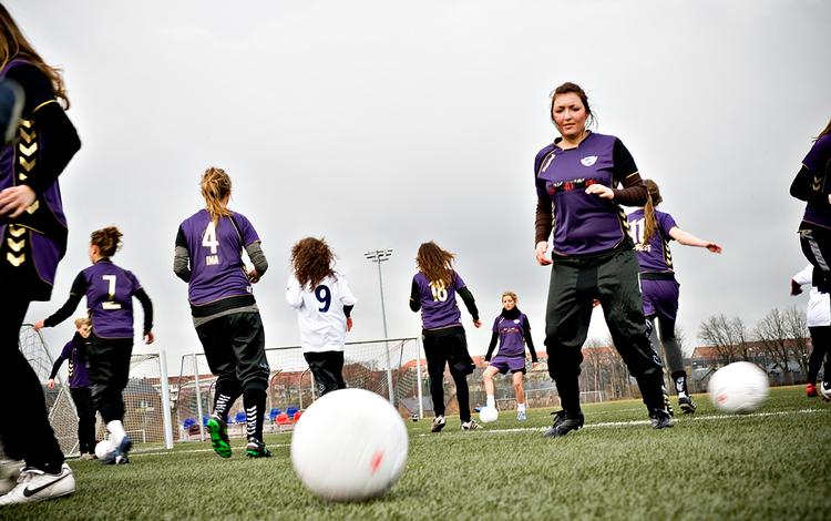 Pigerne fra B 93 er begejstrede over den nye letvægtsfodbold 'Sensational nr. 1'. Tekniske finesser, der før var akavede, er lettere at udføre. 