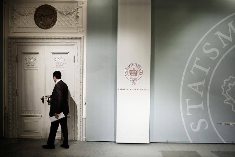 Anders Fogh Rasmussen forlader tirsdagens pressemøde i statsministeriet, hvor han afviste at svare på spørgsmål om hans eventuelle kandidatur til posten som ny generalsekretær i Nato. 