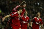 Liverpools anfører Steven Gerrard har fået Fernando Torres på nakken efter Gerrards første scoring i kampen mod Real Madrid. 