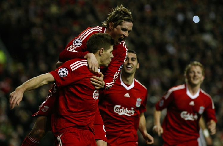 Liverpools anfører Steven Gerrard har fået Fernando Torres på nakken efter Gerrards første scoring i kampen mod Real Madrid. 