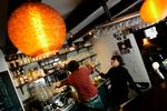 Café Retro i København sender overskuddet videre til nødlidende i den tredje verden. Forretningen går så godt, at foreningen bag den nu udvider med endnu en café. 
